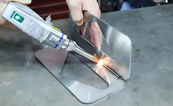 小型手持式激光焊接機多少錢一臺? 小型手持式激光焊接機多少錢一臺?