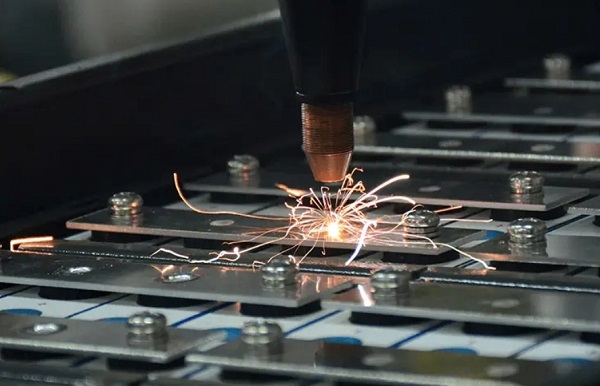 什么是連續(xù)光纖激光焊接機? 什么是連續(xù)光纖激光焊接機?