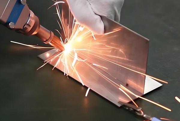 光纖激光焊接機(jī)是由哪些配件組成的? 光纖激光焊接機(jī)是由哪些配件組成的?