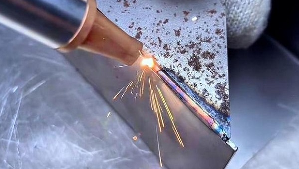 激光焊接機焊接過程中為什么會產生裂紋? 激光焊接機焊接過程中為什么會產生裂紋?