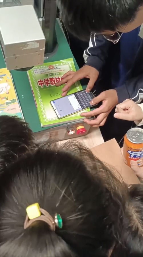 小朋友操作桌面式激光打標機 小朋友操作桌面式激光打標機