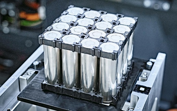 激光焊接機在焊接鋰電池時，如何防止電解液泄漏引發安全問題？